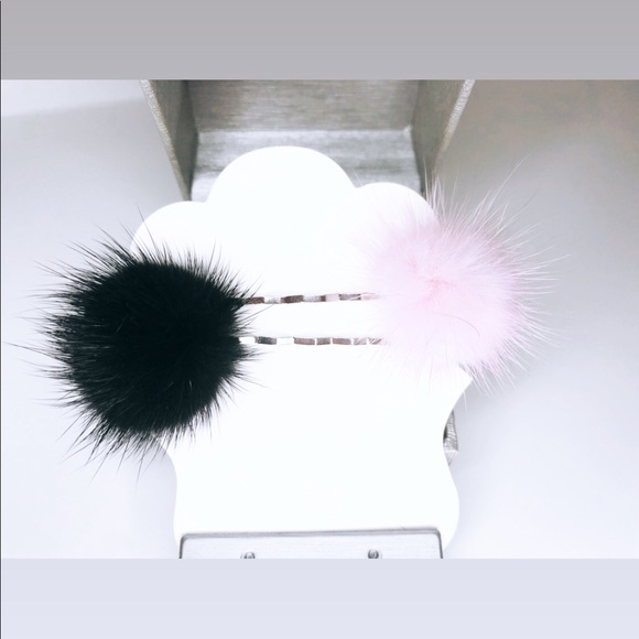 ☼4 for 20$☼ Pom Pom Bobby Pins - Picture 5 of 7
